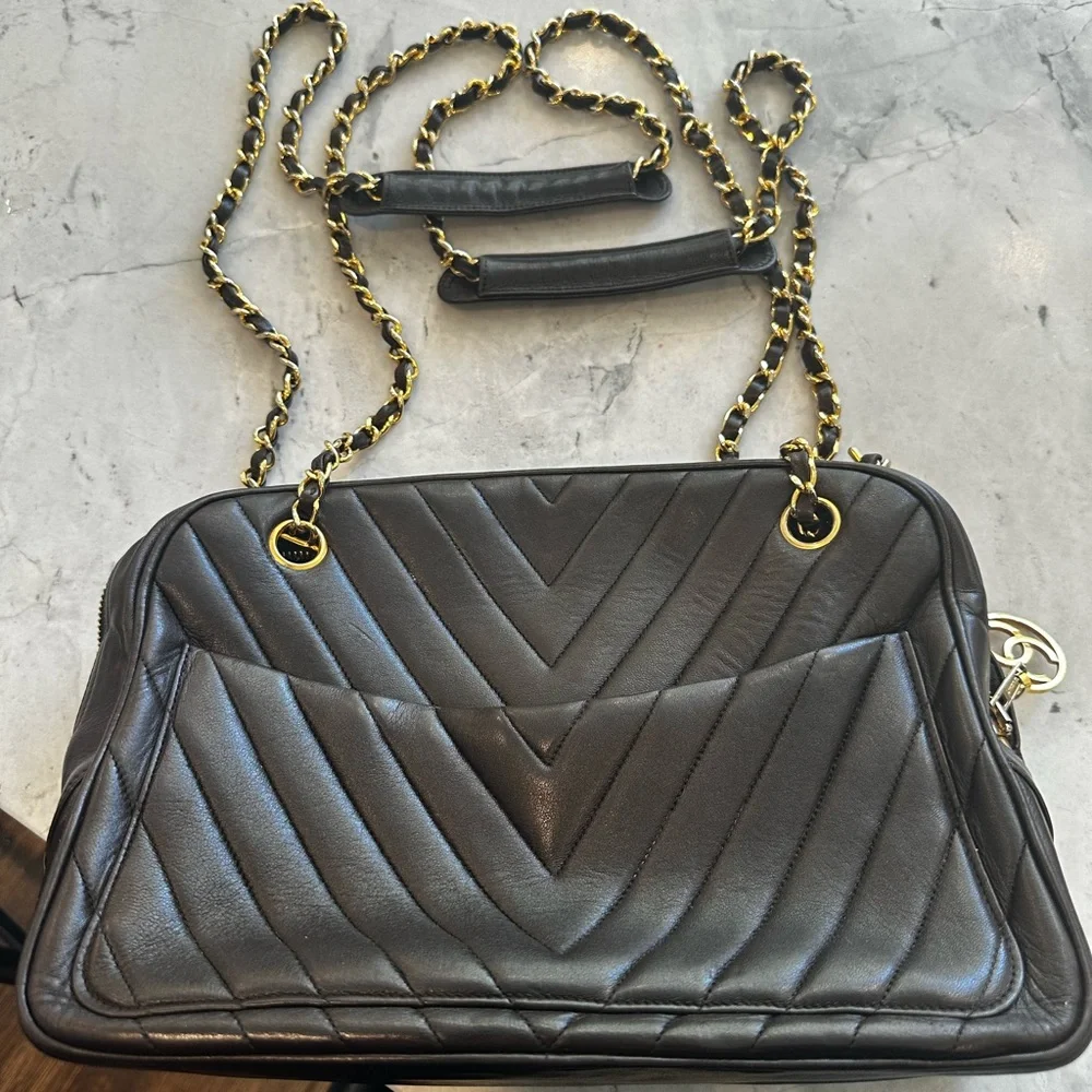 🔹 Vintage Chanel Chevron Large Camera Bag with COA 🔹 - Picture 6 of 16